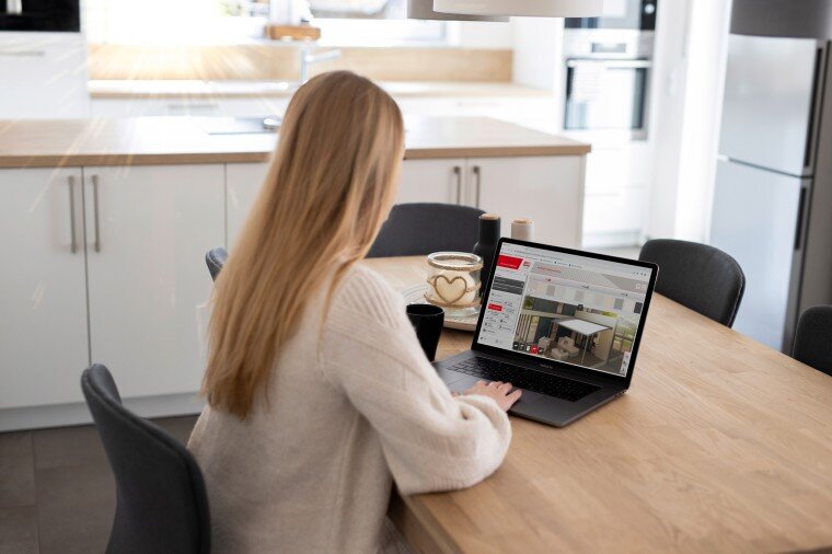 Frau am Laptop in moderner Küche