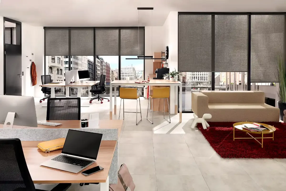 Modernes Büro mit grauen Innenrollos