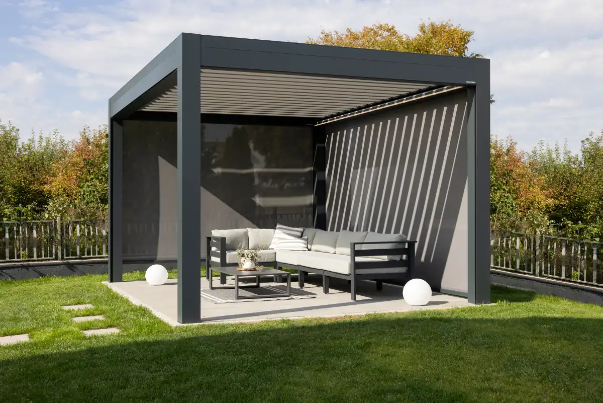 freistehendes Lamellendach im Garten Moderne Gartenpergola mit Sitzbereich im Freien
