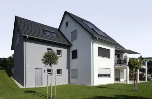 Modernes Einfamilienhaus mit Solaranlage und Garten
